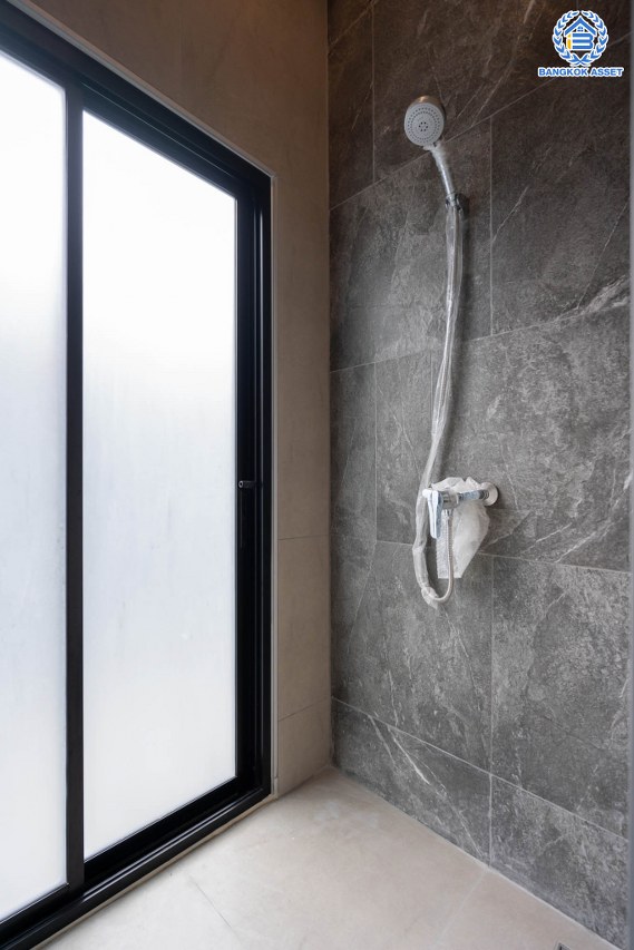 บ้านมือสองตกแต่งใหม่ ม.ซอย พหลโยธิน56 พหลโยธิน บ้านเดี่ยวหลังใหญ่ ภายในตกแต่งหรูหรา บนเนื้อที่เยอะถึง 98.60 ตร.ว. 3 ห้องนอน 3 ห้องน้ำ 2 ที่จอดรถ บรรยากาศเป็นส่วนตัว พร้อมมีสระน้ำในตัว บนพื้นที่กว่า 430 ตร.ม. บนทำเลที่ดี เชื่อมต่อถนน พหลโยธิน, ลำลูกกา, วิภาวดี-รังสิต เดินทางสะดวกใกล้รถไฟฟ้า สถานี "แยก คปอ, คูคต"